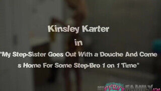 Kinsley Karter a izgató fekete bőrű kiscsaj a tesó rúdján örömmel lovagol - sex-videochat