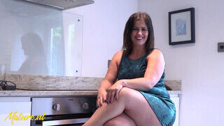 Montse Swinger a csöcsös magányos vén nő konyhában peckezik - sex-videochat