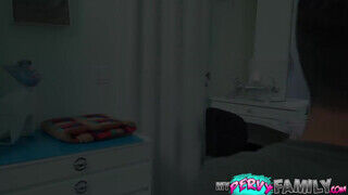 Khloe Kapri a szexi nevelő maca tesó egy jót kúr az öcskössel - sex-videochat