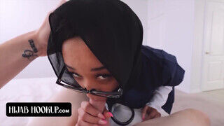 Arab szemüveges tini nővérke lovagol a erőszakos faszon - sex-videochat