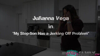 Julianna Vega a nagyméretű popós csöcsös mostoha anya felajzott a nevelő fiára - sex-videochat