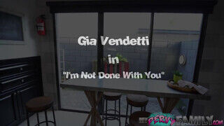 Gia Vendetti a dögös hosszú combú latin amerikai nevelő húgi egy jót közösül a konyhában - sex-videochat