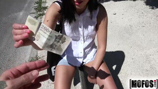 Jemmy Sapphire a tini tinédzser kéjnő pénzért a budai hegyekben kupakol - sex-videochat