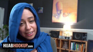 Csak a fején marad a Hijab és máris beleült a dákóba - sex-videochat