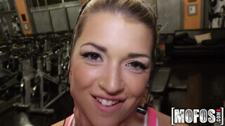 Jenna Ashley a hatalmas keblű tinédzser pipi az edzőteremben kefél - sex-videochat