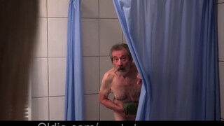 Az öreget a zuhanyzó alól szedi ki a tinicsaj - sex-videochat
