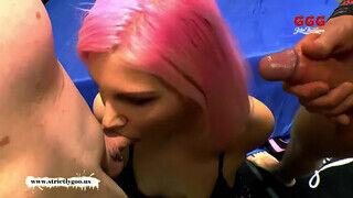 A pici pink hajú fiatalasszony nem fél a termetes farkaktól sem. - sex-videochat