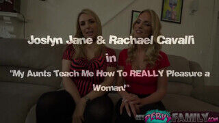 Rachael Cavalli a szöszi nevelő anya és a nevelt lánya Joslyn Jane nyalja egymást - sex-videochat