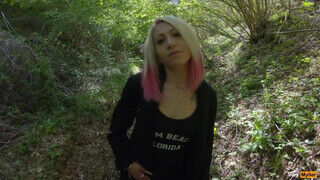 Olasz amatőr fiatalasszony az erdőben cumizza a hapekja faszát - sex-videochat
