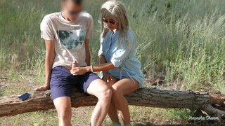 Szöszi napszemüveges fiatal barinő a parkban szop - sex-videochat
