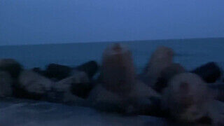 Amatőr kolosszális cickós kívánatos bige hátulról megdolgozva este a tengerparton - sex-videochat