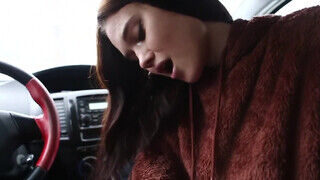 Tinédzser csöcsös stoppos fiatalasszony a kocsiban cidázza a pasasa - sex-videochat