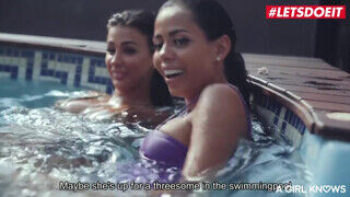 Canela Skin és Susy Gala meg Kessy Shy a három gyönyörű szuka a medencében nyalakodnak - sex-videochat