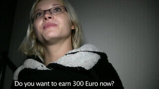 Zazie Skymm a szexy szemüveges világos szőke dugható magyar fiatal maca - sex-videochat