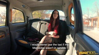 Kitetovált kicsike cickós vadító tinédzser kisasszony bekapja a taxis faszát - sex-videochat