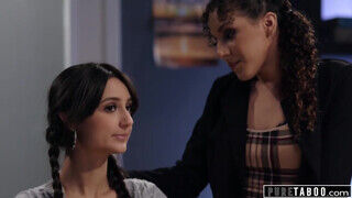 Édeshármas lesbi jelenet a fenomenális Elizával a főszerepben - sex-videochat