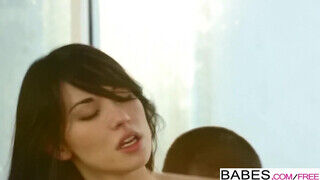 Emily Grey a gyönyörű sovány pipi finoman kefél a pasijával - sex-videochat