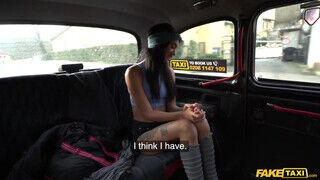 Capri Lmonde a fullos fekete lány lovagol a taxis kukacán - sex-videochat