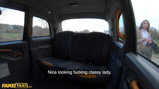 Julia North a baszható vén nő a taxissal kúr a hátsó ülésen - sex-videochat