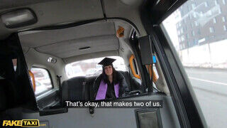Melany Mendes sikeres vizsga után kupakol a taxissal a kocsiban - sex-videochat
