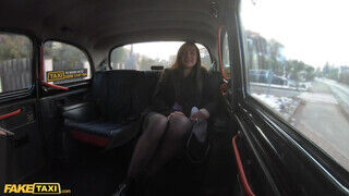 Nataly Gold a hatalmas mellű orosz kishölgy kupakol a taxissal - sex-videochat