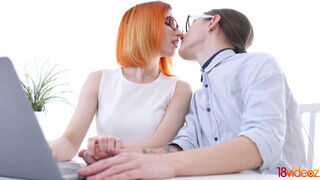 Elin Holm a vörös hajú szemüveges bige legelső valag kupakolása - sex-videochat