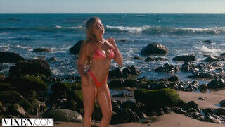 Blake Blossom a orbitális didkós bikinis szöszi pipi megkívánta a dákót - sex-videochat