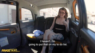 Eden Ivy a cuki pici didkós tetkós kanadai kiscsaj lovagol a taxiban - sex-videochat