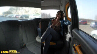 Chloe Lamour olcsóbban taxizik mert mindig szeretkezik a sofőrrel - sex-videochat