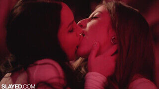 Gabriella és Spencer a csini szőrös pinás tinédzser lányok szeretik egymást kinyalni - sex-videochat