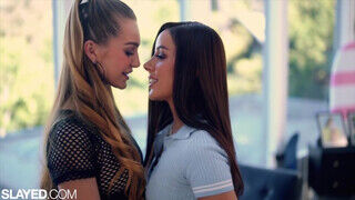 Vanna Bardot és Little Dragon a nagyon mutatós sovány lezbi lányok egymást szopkodják - sex-videochat