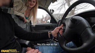 Csöcsös gigantikus popsis világos szőke amcsi fiatal nőci lovagol a taxis faszán - sex-videochat