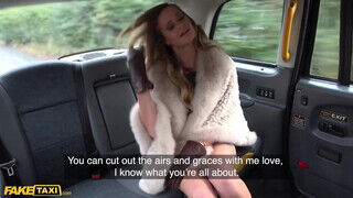 Honour May a farokimádó brit leányzó élvezi a taxis jó orbitális farkát - sex-videochat