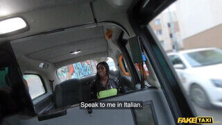 Ebony Mystique az óriás cickós fekete milf kedvet kapott egy baszáshoz a taxissal - sex-videochat