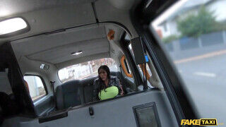 Ebony Mystique az óriás cickós fekete milf kedvet kapott egy baszáshoz a taxissal - sex-videochat