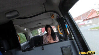 Asia Vargas a hátsó ülésen szeretkezik a kolosszális faszú taxissal - sex-videochat