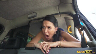 Asia Vargas a hátsó ülésen szeretkezik a kolosszális faszú taxissal - sex-videochat