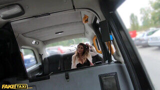 Lily Veroni a bombázó kitetovált milf élvezi ha kufircolják a taxiban - sex-videochat