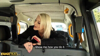 Szenvedélyes sovány pici mellű tini világos szőke szexel a taxissal - sex-videochat