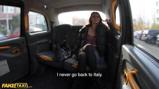 Charlotte Angie a cuki olasz nőci ráveti magát a taxis óriási faszára - sex-videochat