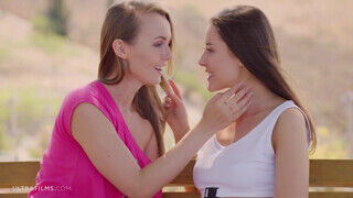 Sybil és Sia Siberia a tinédzser lezbi barinők a szabadban nyalakodnak - sex-videochat