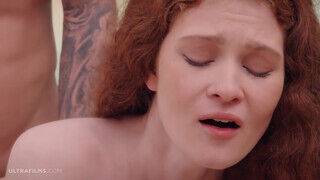 Sofilie a karcsú vörös hajú tini kishölgy a medencében reszel - sex-videochat