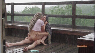 Bujálkodás esőben a teraszon - sex-videochat