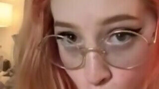 Szemüveges amatőr csöcsös kiscsaj kukit szop - sex-videochat