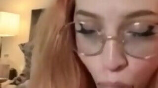 Szemüveges amatőr csöcsös kiscsaj kukit szop - sex-videochat
