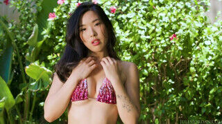Elle Lee a pici keblű ázsiai tinédzser bige megdöngetve a medence parton - sex-videochat