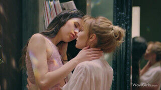 Evelin Elle és Kelly Collins az orosz lesbi lányok izgatják egymást - sex-videochat