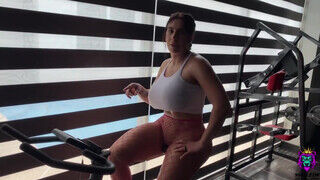 Csöcsös latin amerikai milf hátsó lyukba kefélve az edző teremben - sex-videochat