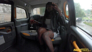 Óriás cickós fekete milf megkúrva a taxiban - sex-videochat