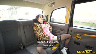 Kitetovált kicsike tőgyes perverz tinédzser kishölgy beindult a taxiban - sex-videochat